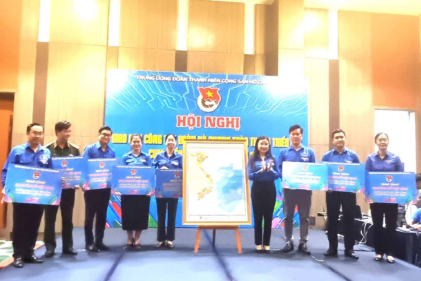 Trung ương Đoàn tặng bản đồ cho các đơn vị tỉnh, thành đoàn cụm miền Đông Nam Bộ
