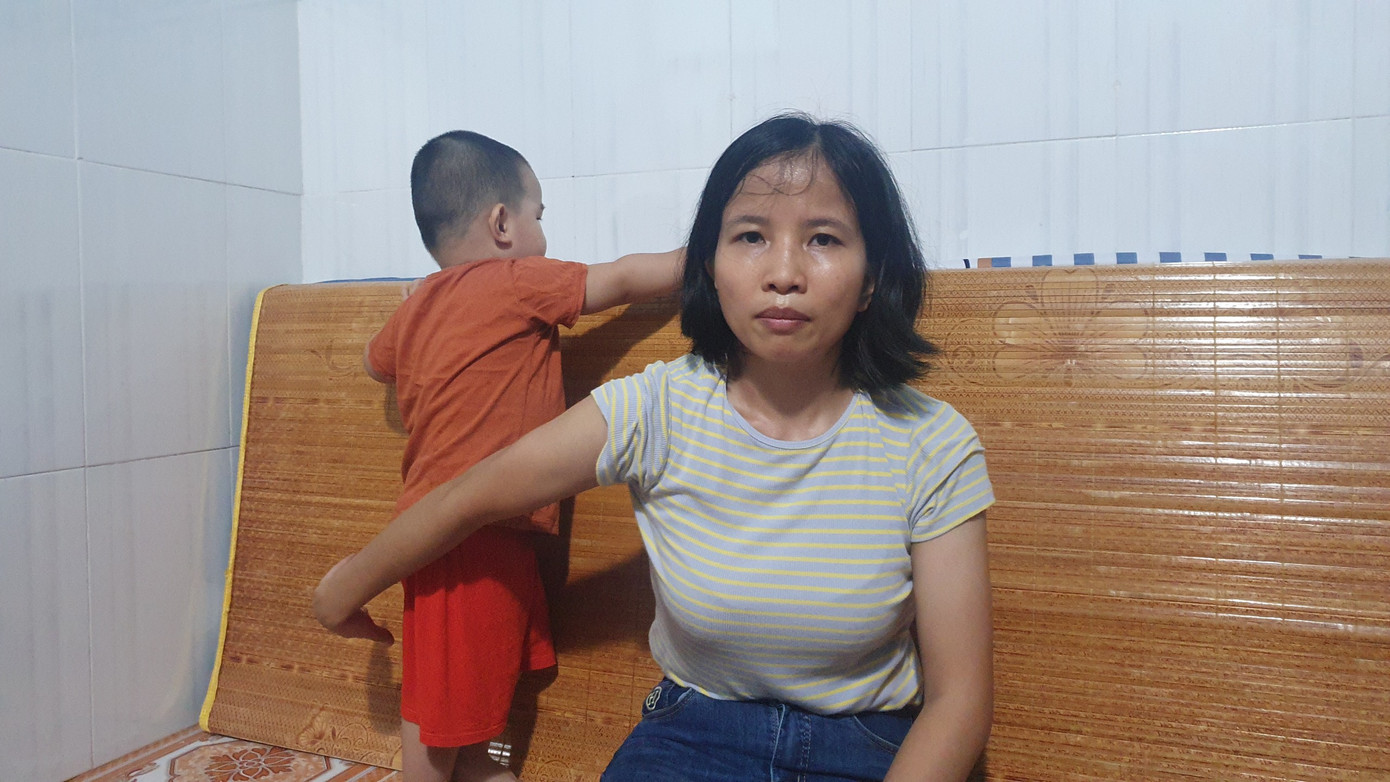 Chị Thảo mẹ bé H. bức xúc với việc con trai bị bạo hành Chị Thảo mẹ bé H. bức xúc với việc con trai bị bạo hành