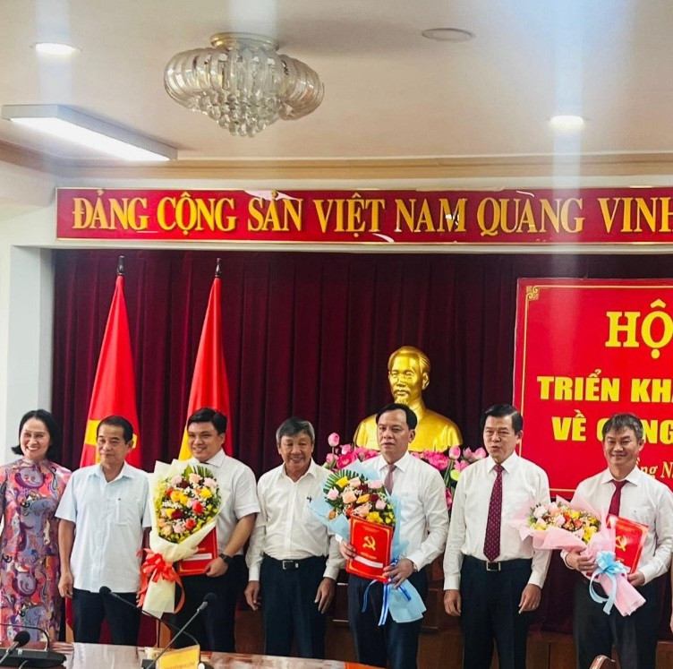 Trao quyết định cho các cán bộ Trao quyết định cho các cán bộ