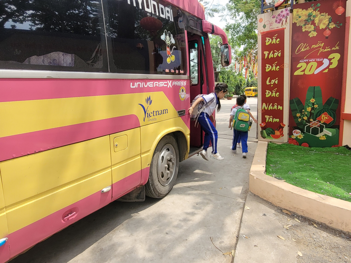 Một xe đưa đón học sinh tại TP Biên Hòa