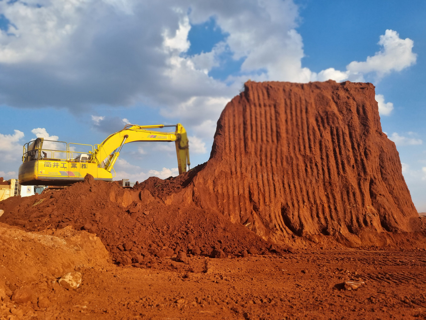 Số ít các vị trí đang được hạ độ cao để tạo mặt bằng. Hiện các nhà thầu đang tranh thủ thời tiết thuận lợi nắng nhiều, ít mưa để tăng ca, tăng kíp, đẩy nhanh tiến độ thực hiện gói thầu. Khối lượng thi công đào đắp đã đạt 102 triệu khối/115 triệu khối, hoàn thành 90% khối lượng, đảm bảo tiến độ cuối năm nay sẽ hoàn thành gói thầu 3.4. Số ít các vị trí đang được hạ độ cao để tạo mặt bằng. Hiện các nhà thầu đang tranh thủ thời tiết thuận lợi nắng nhiều, ít mưa để tăng ca, tăng kíp, đẩy nhanh tiến độ thực hiện gói thầu. Khối lượng thi công đào đắp đã đạt 102 triệu khối/115 triệu khối, hoàn thành 90% khối lượng, đảm bảo tiến độ cuối năm nay sẽ hoàn thành gói thầu 3.4.