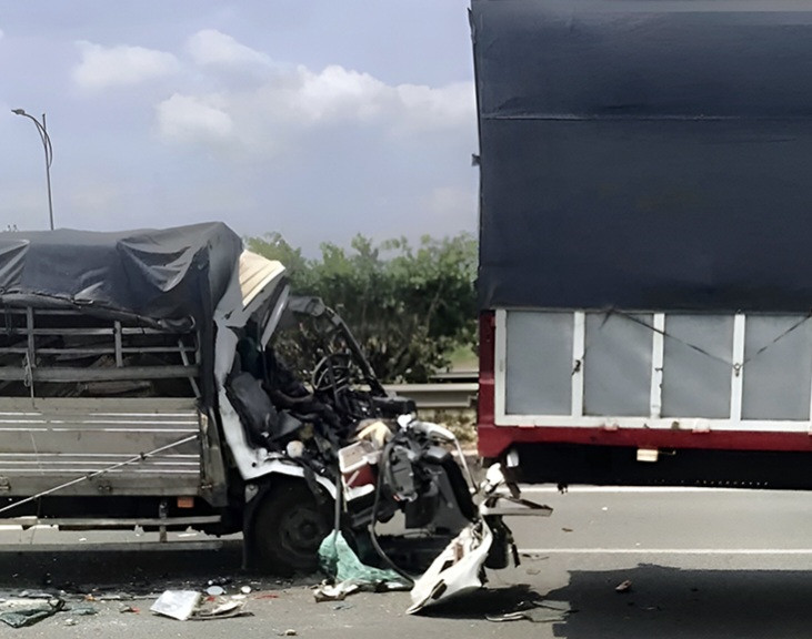 Xe tải biến dạng sau vụ tai nạn