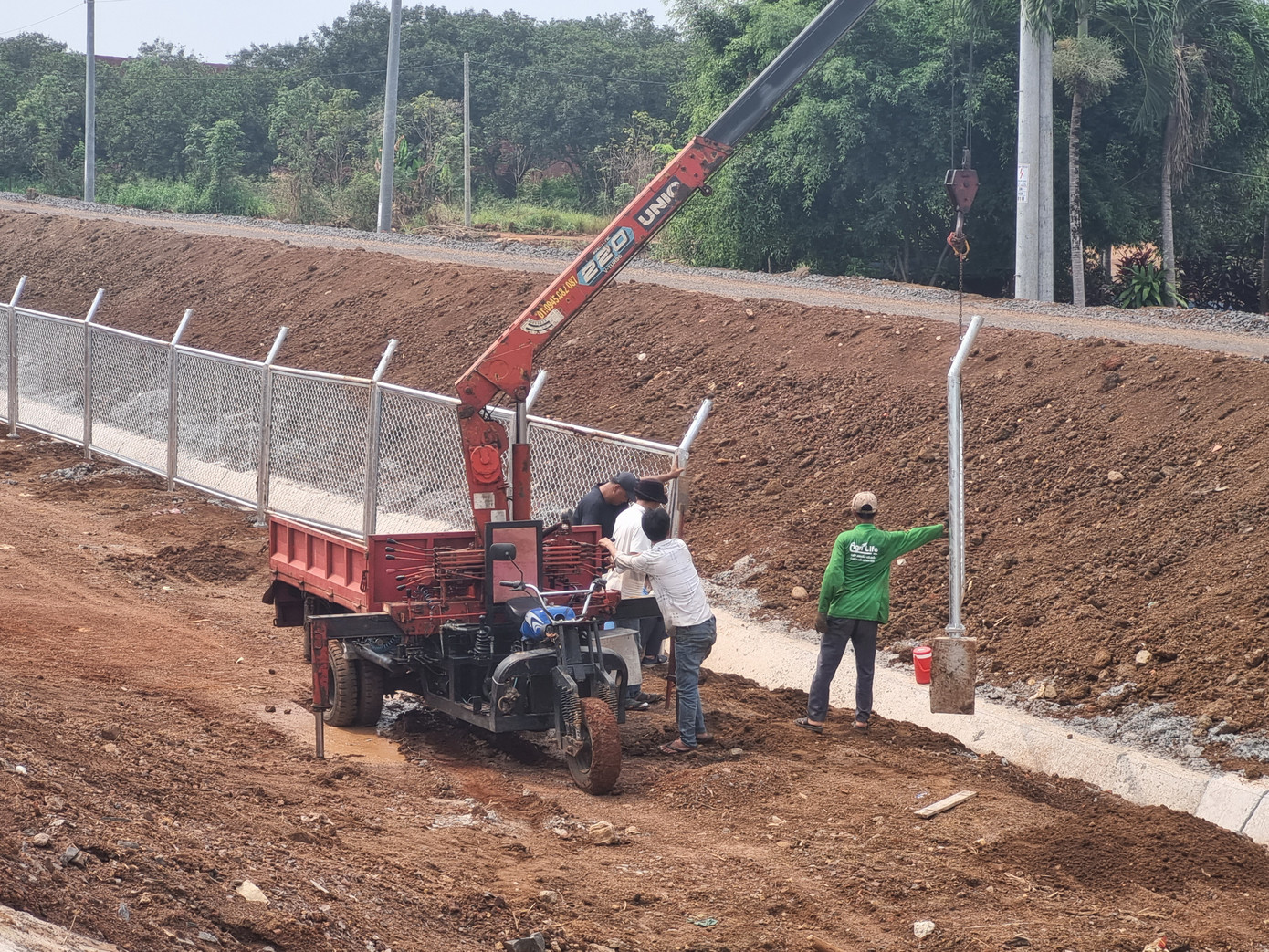 Lắp đặt hàng rào bảo vệ cao tốc. Lắp đặt hàng rào bảo vệ cao tốc.