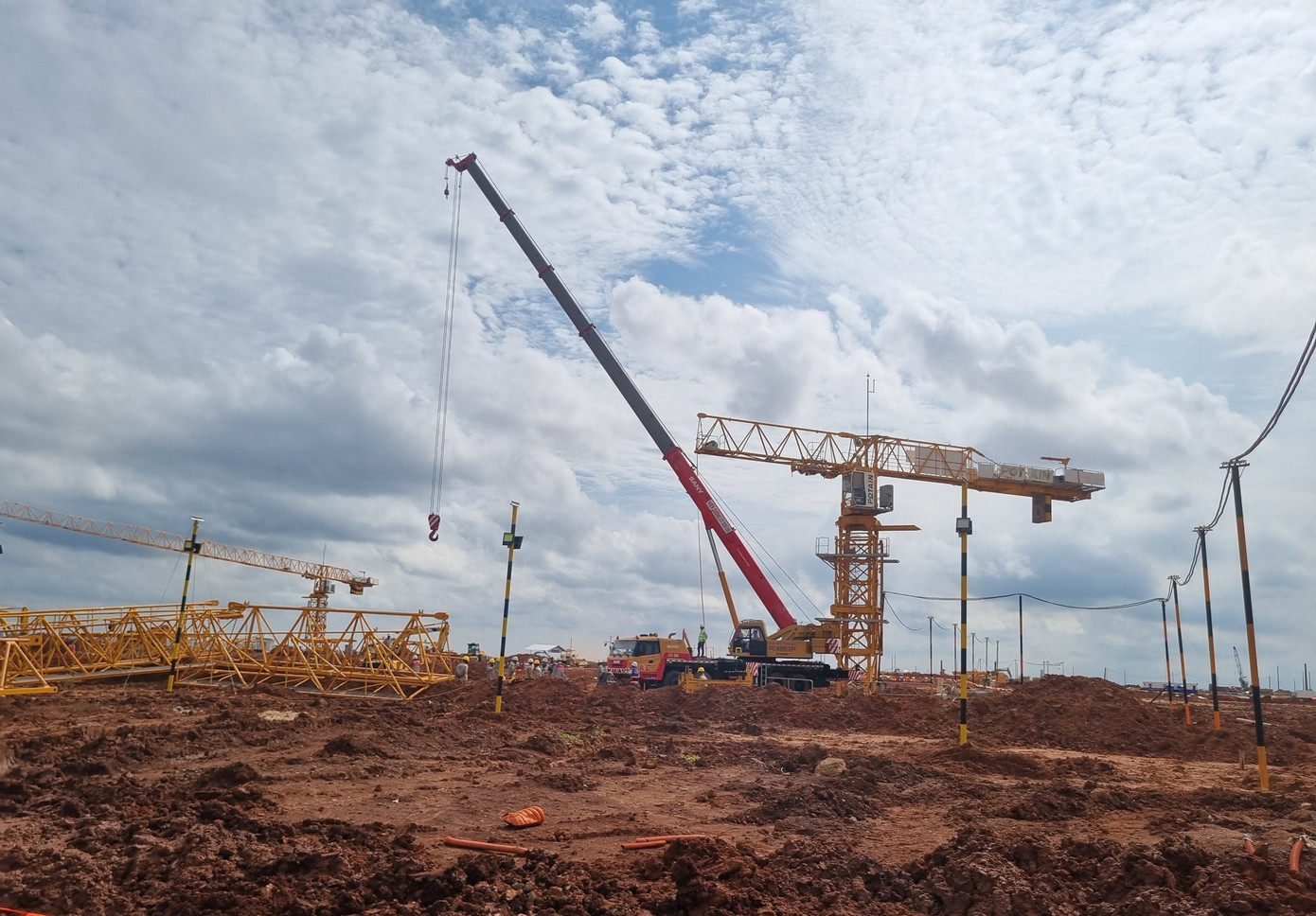 Các công tác phụ trợ cũng đã được thực hiện như xây dựng nhà điều hành công trường, phòng thí nghiệm, khu tập kết nguyên vật liệu, lắp đặt cẩu tháp, chuẩn bị máy móc thiết bị...