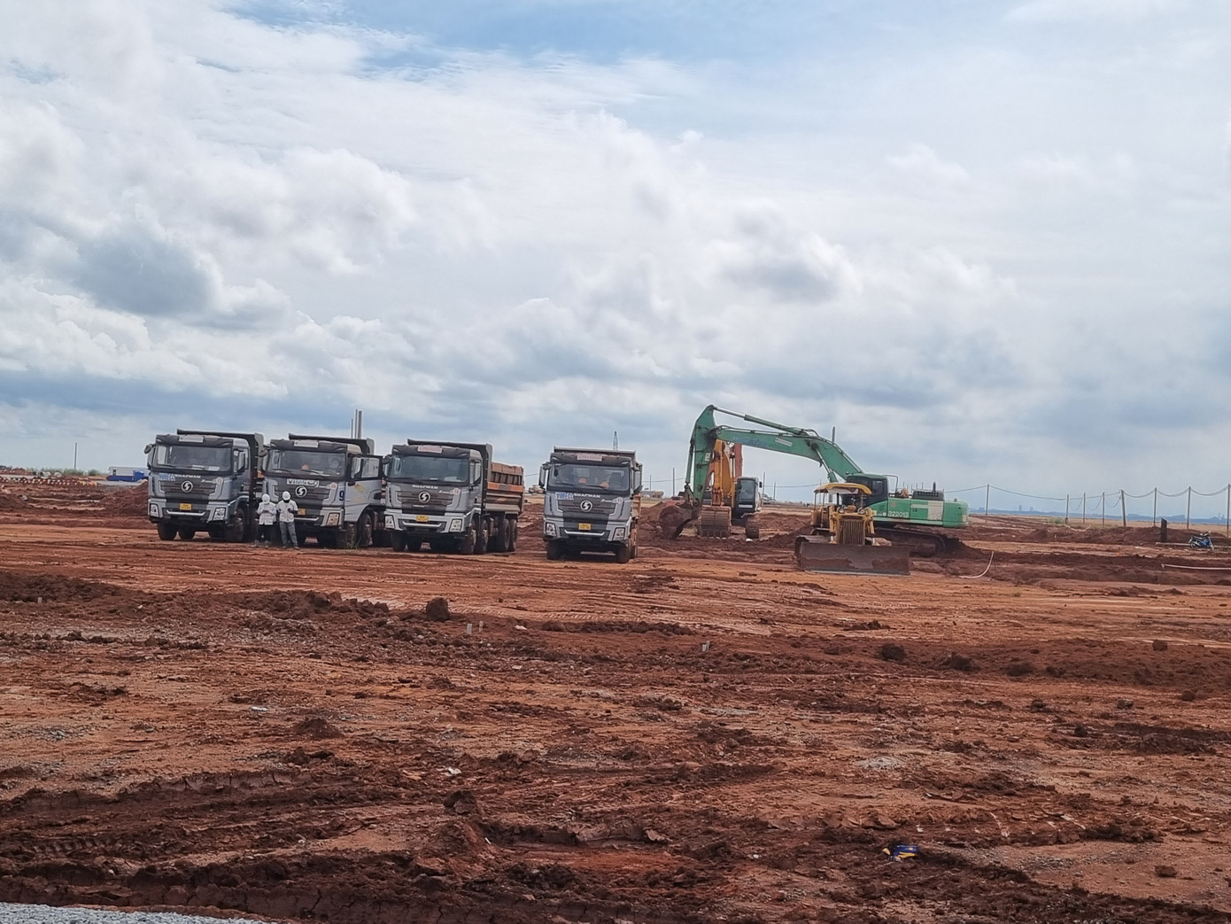 Hiện nay, các nhà thầu đang khẩn trương tập trung máy móc, nhân lực thi công. Toàn bộ công trường xây dựng có hơn 2.000 cán bộ, chuyên gia, nhân viên, công nhân và các trang thiết bị máy móc để tập trung thi công 4 gói thầu chính: San nền thoát nước; nhà ga hành khách; khu bay đường cất hạ cánh, đường lăn sân đỗ máy bay và giao thông kết nối.