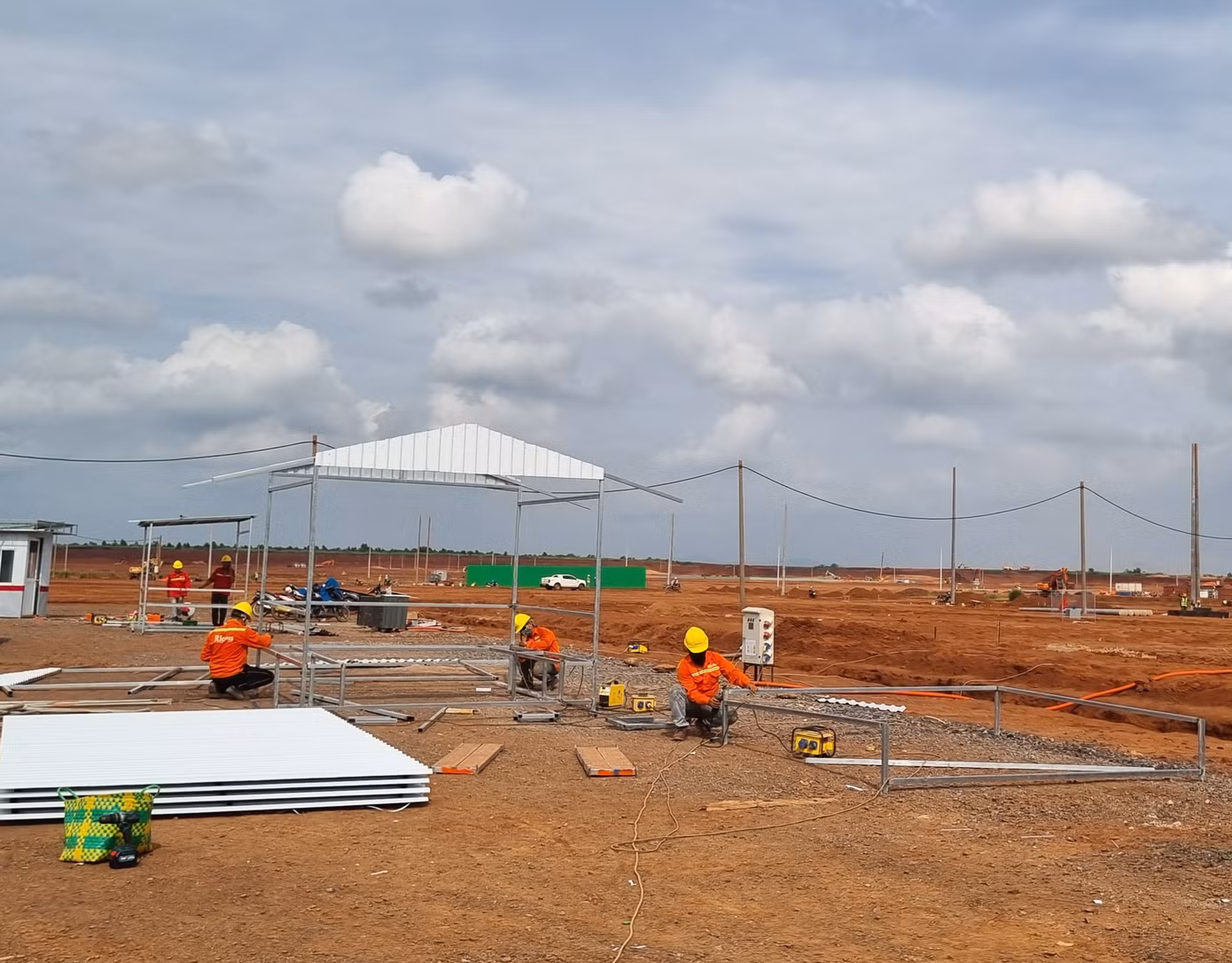 Các khâu thiết kế bản vẽ thi công, xây dựng biện pháp tổ chức thi công chi tiết từng cấu kiện, từng hạng mục được triển khai khẩn trương. ACV đã khẩn trương phối hợp với các đơn vị tư vấn, nhà thầu hạng mục nhà ga bố trí linh hoạt theo phương án thi công trong mùa mưa, tập trung huy động máy móc để chuẩn bị đợt thi công cao điểm khi mùa mưa kết thúc vào tháng 11/2023.