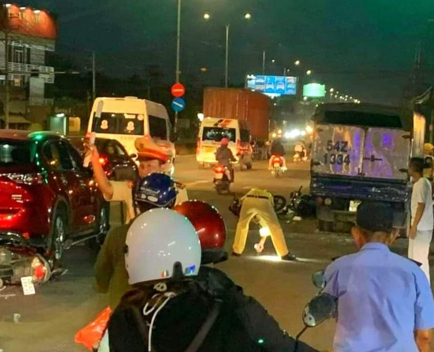 Lực lượng Công an đang xử lý hiện trường vụ tai nạn Lực lượng Công an đang xử lý hiện trường vụ tai nạn