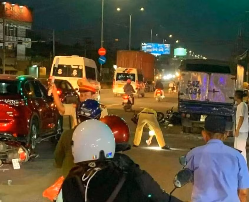 Lực lượng Công an đang xử lý hiện trường vụ tai nạn Lực lượng Công an đang xử lý hiện trường vụ tai nạn
