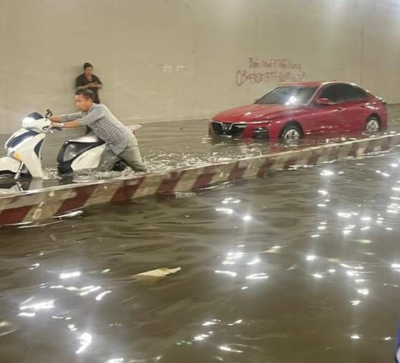 Xe máy phải dắt bộ qua hầm Tân Phong