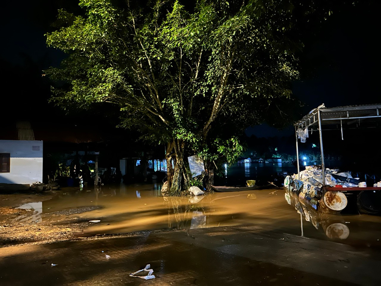 Nước lũ lên nhanh trong đêm Nước lũ lên nhanh trong đêm