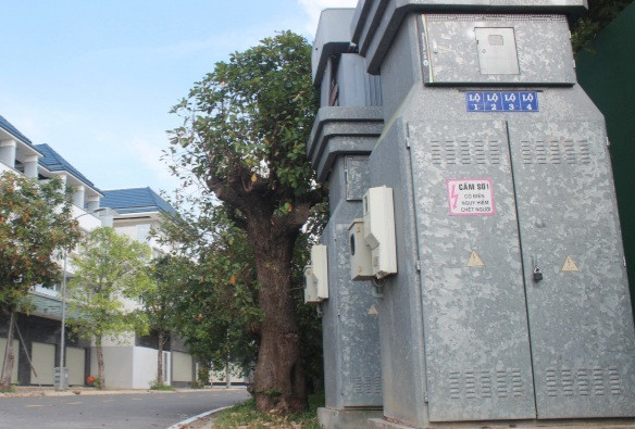 3 trạm biến áp xây trái phép tại khu biệt thự. 3 trạm biến áp xây trái phép tại khu biệt thự.