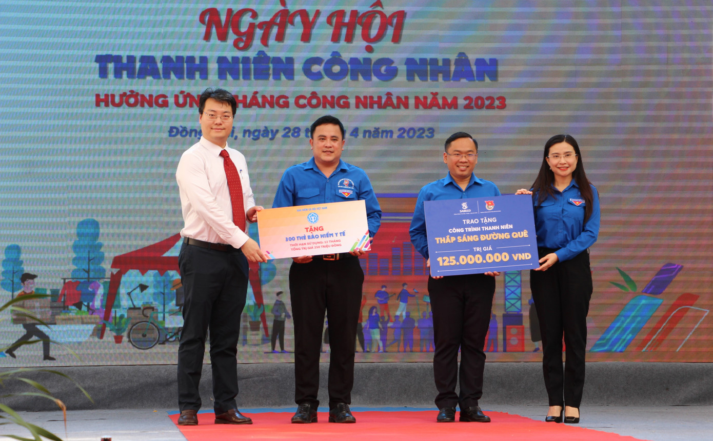 Lãnh đạo Trung ương Đoàn tặng công trình Thắp sáng đường quê cho Tỉnh Đoàn Đồng Nai