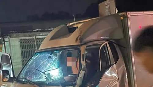 Kính lái xe tải bị vỡ sau vụ tai nạn