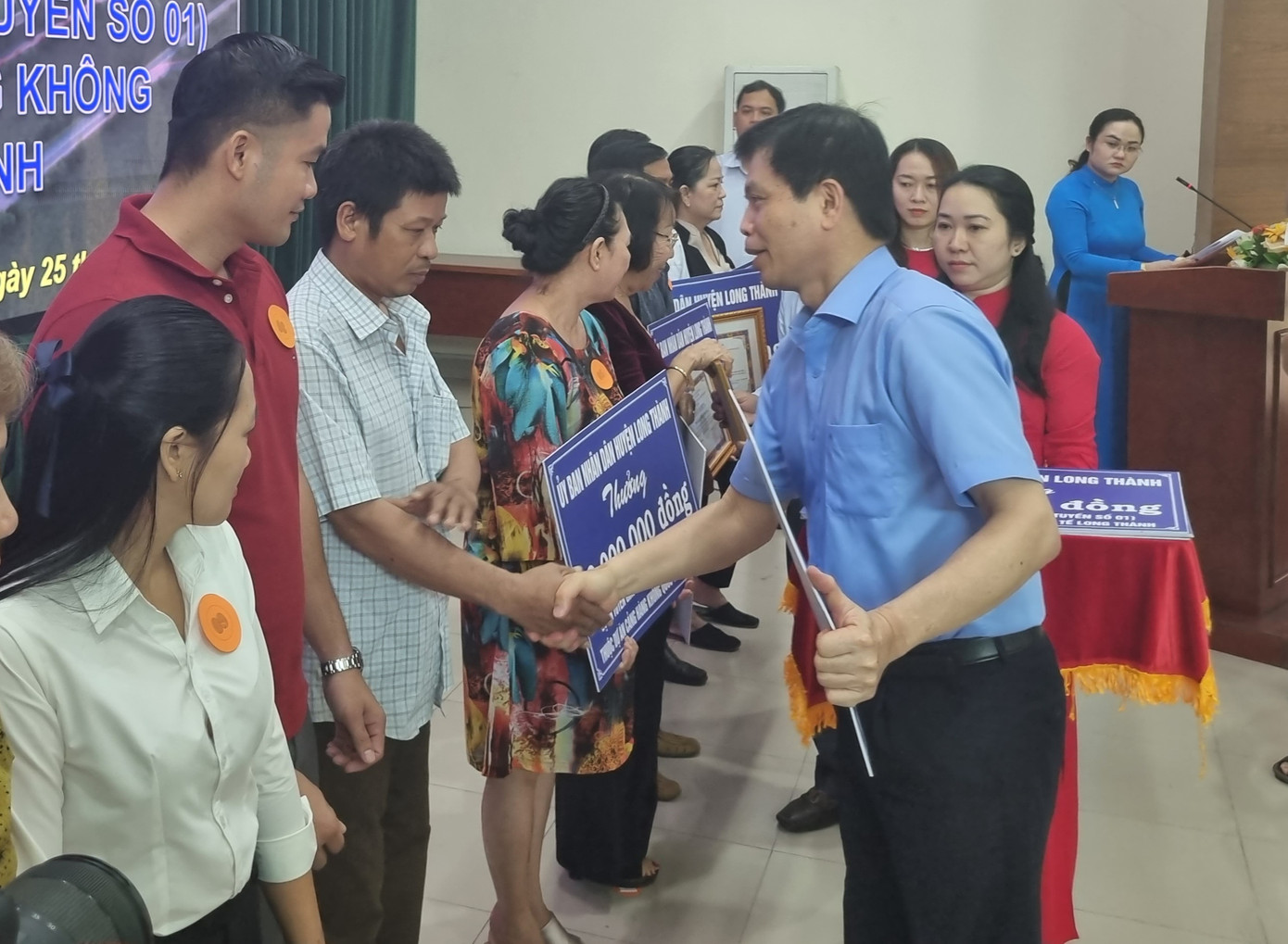 Thứ trưởng Lê Anh Tuấn cùng chính quyền huyện Long thành khen thưởng các hộ dân chấp hành tốt việc bàn giao mặt bằng cho dự án