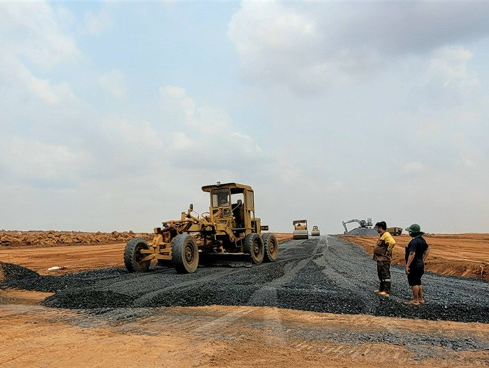 Các tuyến đường công vụ phục vụ công trình đang được trải đá dăm để giảm bụi