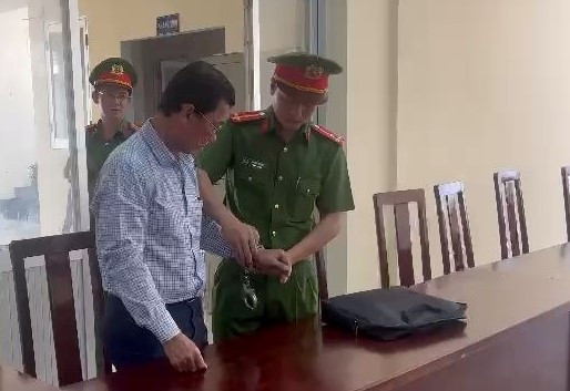 Cơ quan điều tra Công an TP Phan Thiết thực hiện lệnh bắt bác sĩ Linh