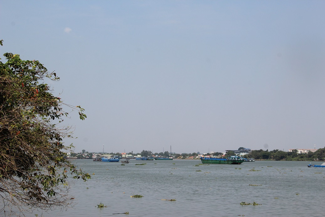 Sông Đồng Nai giáp ranh giữa Đồng Nai với TPHCM đang thiếu cầu đường bộ