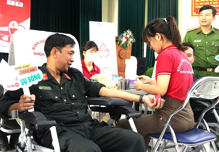 Sau lễ phát động chương trình, Thượng tá Nguyễn Minh Cường đã tham gia hiến tặng giọt máu của mình. Sau lễ phát động chương trình, Thượng tá Nguyễn Minh Cường đã tham gia hiến tặng giọt máu của mình.