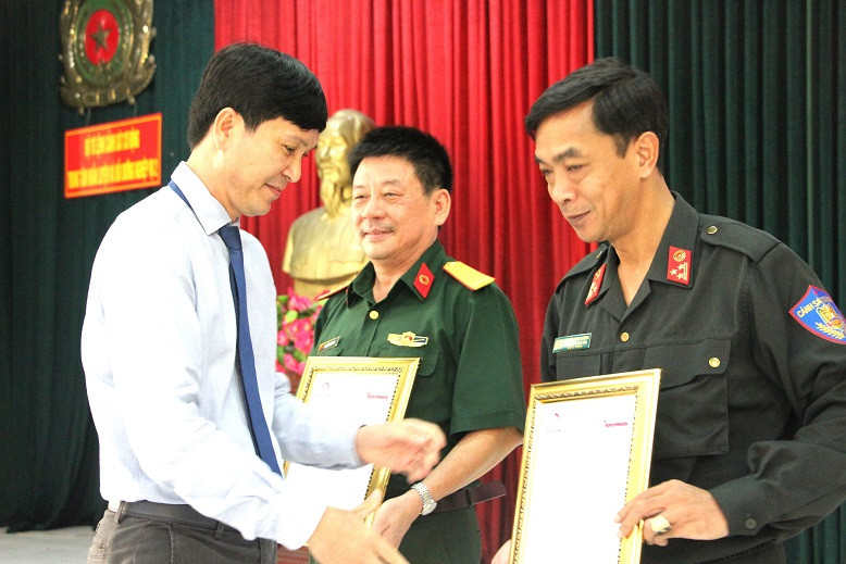 Nhà báo Trần Ngọc Lâm - Phó trưởng ban đại diện Báo Tiền Phong tại TP HCM trao thư cảm ơn đến 2 đơn vị đồng hành. Nhà báo Trần Ngọc Lâm - Phó trưởng ban đại diện Báo Tiền Phong tại TP HCM trao thư cảm ơn đến 2 đơn vị đồng hành.