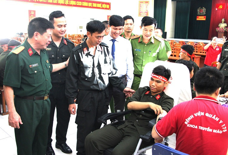 Ban tổ chức động viên các học viên tham gia hiến máu tại ngày hội Chủ Nhật Đỏ sáng 17/12. Ban tổ chức động viên các học viên tham gia hiến máu tại ngày hội Chủ Nhật Đỏ sáng 17/12.