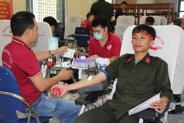 Kết thúc ngày Hội hiến máu, Ban tổ chức đã thu về gần 600 đơn vị máu. Kết thúc ngày Hội hiến máu, Ban tổ chức đã thu về gần 600 đơn vị máu.