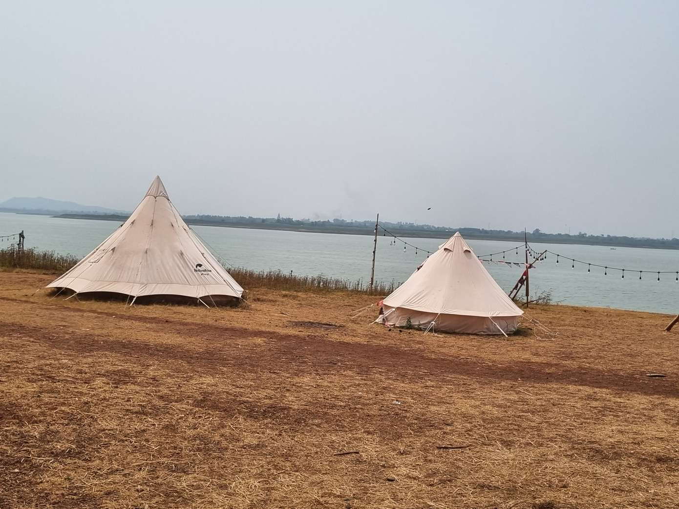 Cắm trại tự phát bên bờ hồ Trị An Cắm trại tự phát bên bờ hồ Trị An