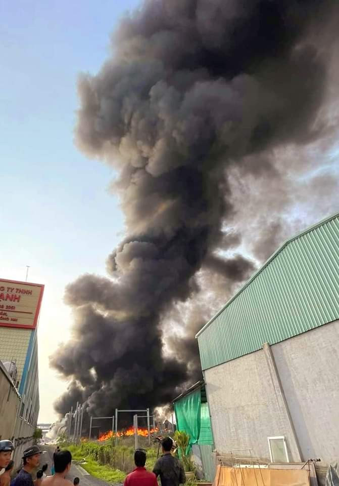 Khói đen bốc cao hàng chục mét