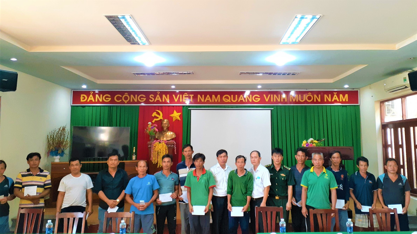 Tặng quà cho các ngư dân gặp nạn