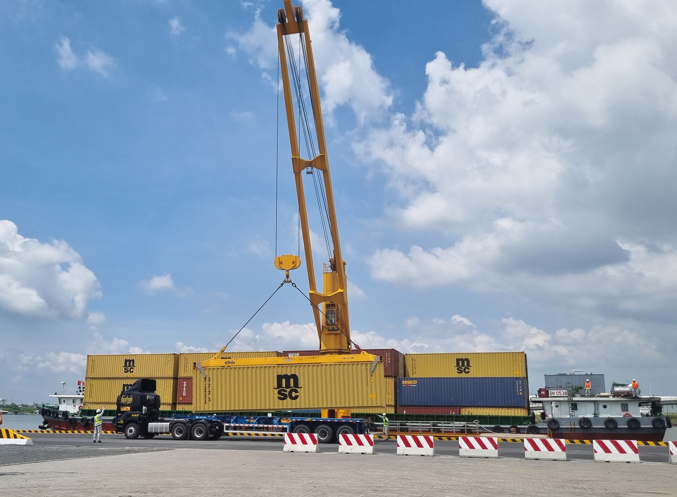 Bốc dỡ hàng hóa tại Cảng cạn Phú Mỹ.