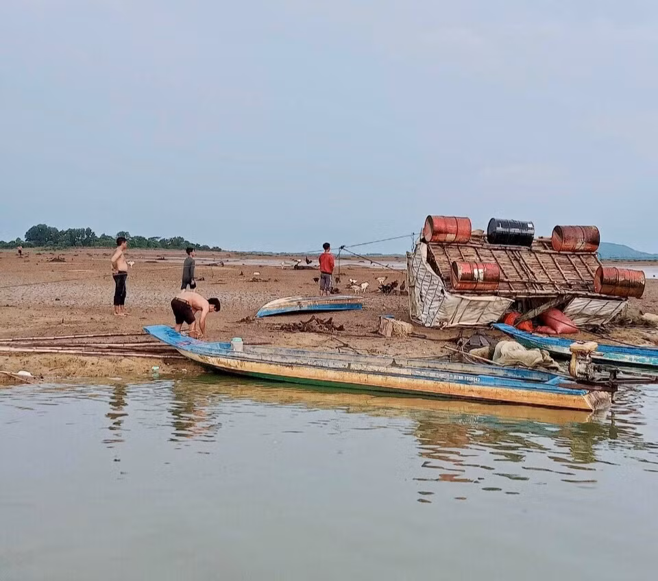 Một bè cá đã được đưa lên bờ sau khi thất thoát toàn bộ các ra sông Một bè cá đã được đưa lên bờ sau khi thất thoát toàn bộ các ra sông
