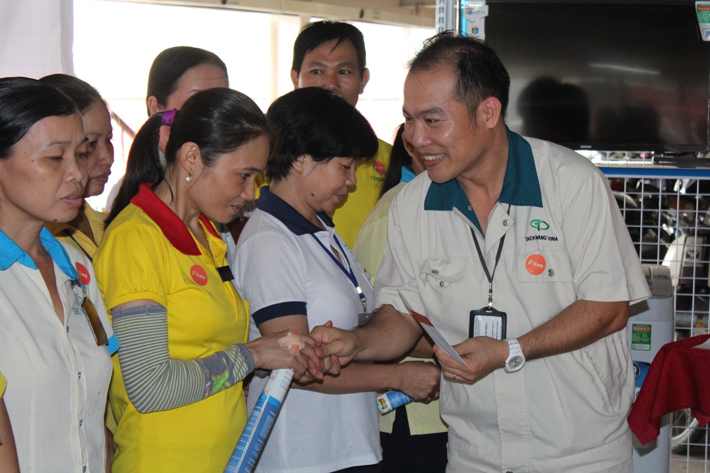 Chủ tịch Công đoàn cơ sở Công ty Teakwang Vina tặng quà cho người lao động.