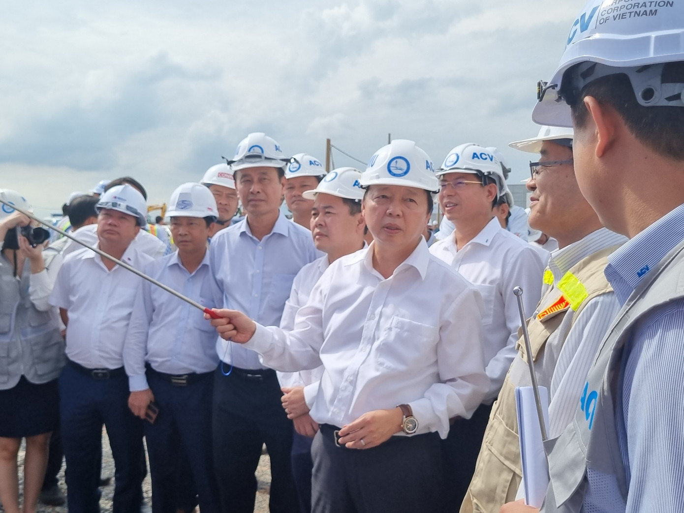 Phó Thủ tướng Trần Hồng Hà kiểm tra tại công trường dự án sân bay Long Thành.