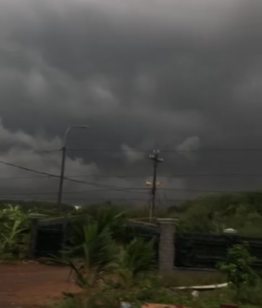 Mây đen mịt mù từ khoảng 14h chiều 8/5.