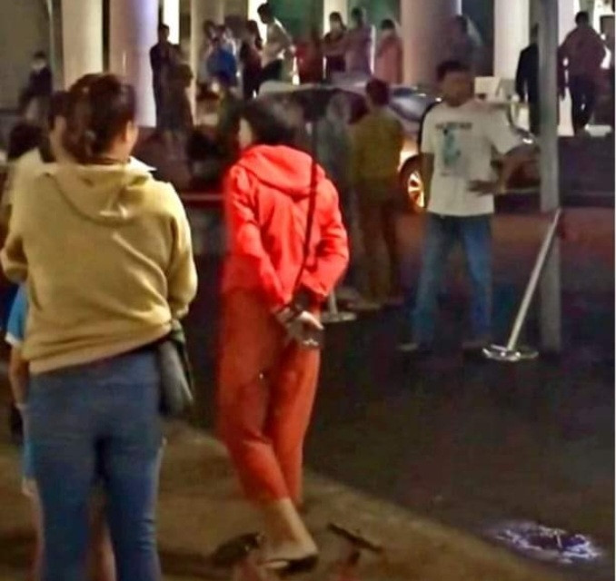 Người dân theo dõi công an khám nghiệm hiện trường Người dân theo dõi công an khám nghiệm hiện trường