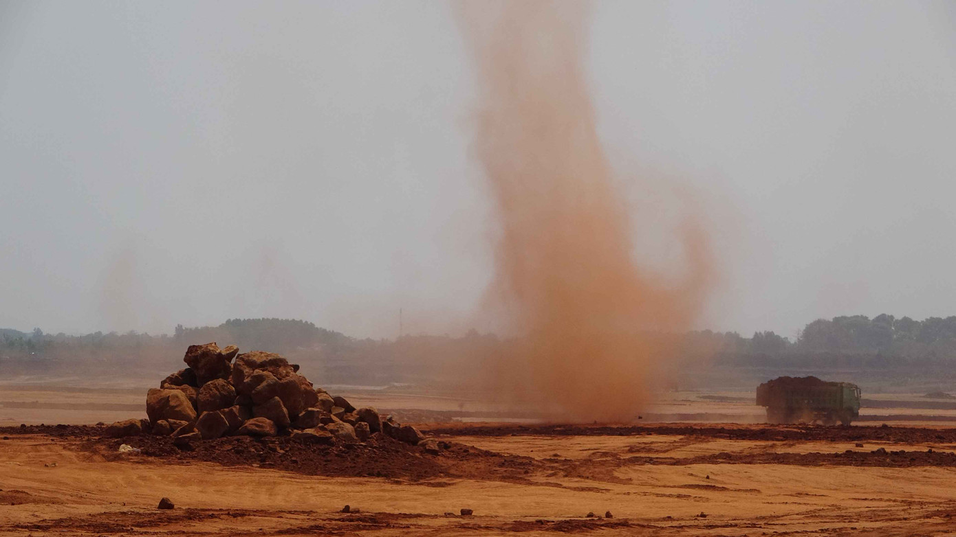 Những cơn lốc bụi từ công trường phát tán ra bên ngoài Những cơn lốc bụi từ công trường phát tán ra bên ngoài