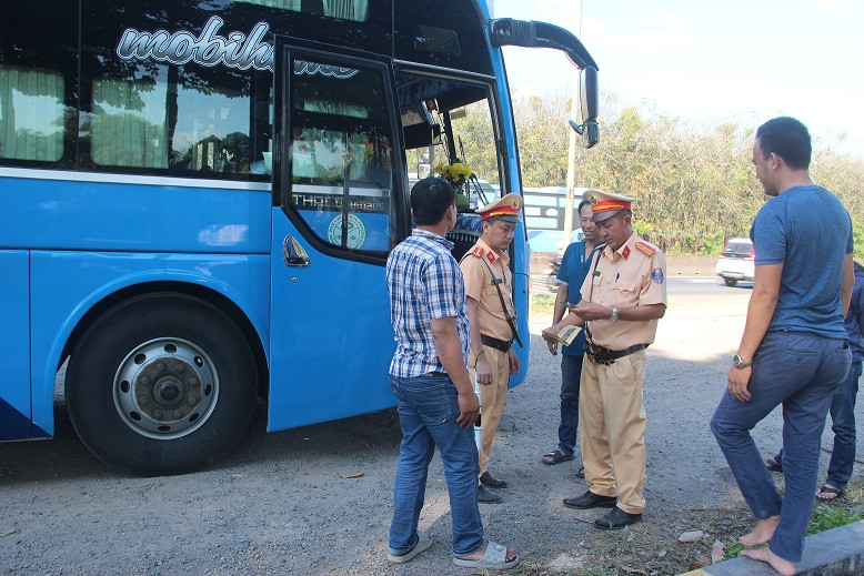 Lực lượng CSGT kiểm tra xe khách trên tuyến quốc lộ 1A