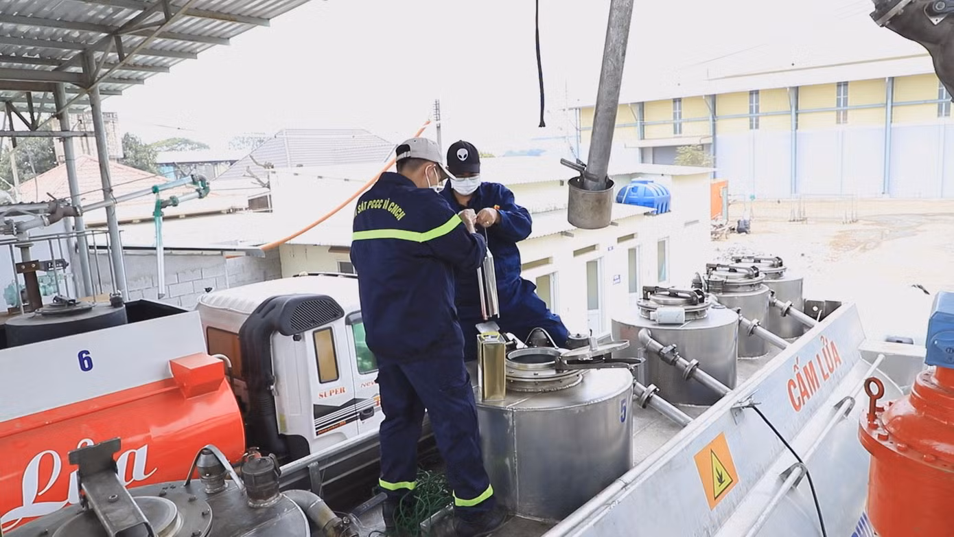 Lực lượng chức năng lấy mẫu xăng trên xe vận chuyển xăng trong vụ án