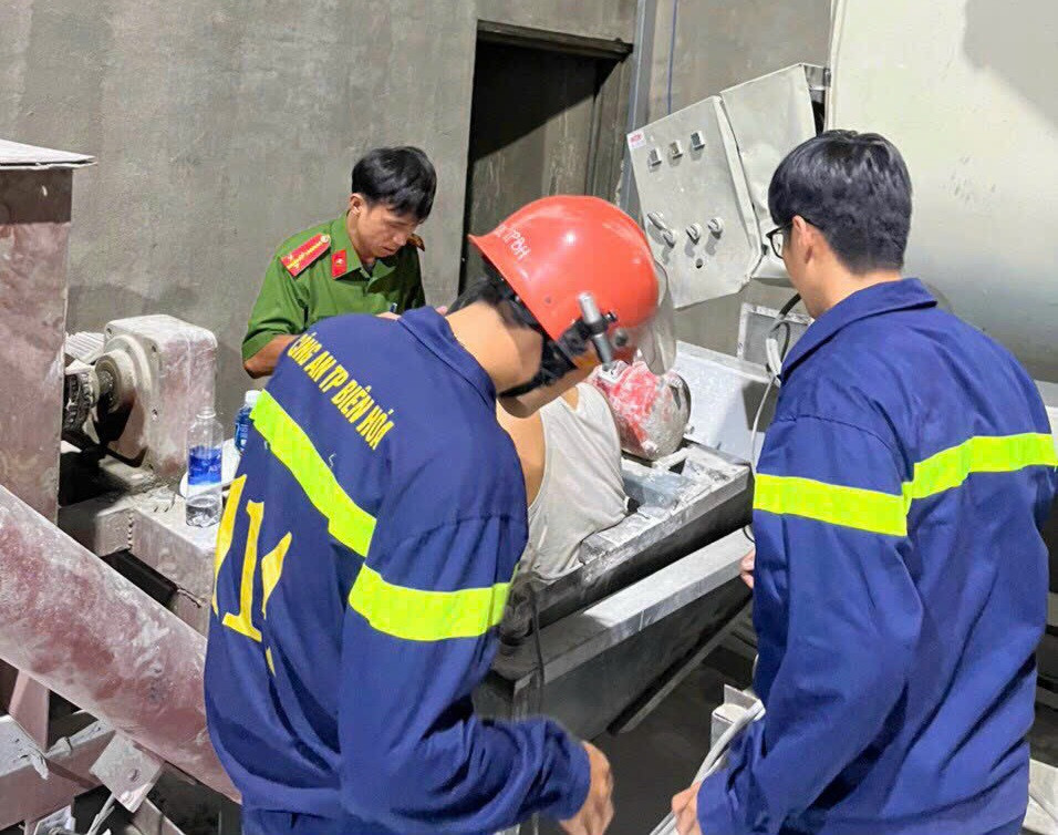 Lực lượng cứu hộ đang giải cứu nạn nhân Lực lượng cứu hộ đang giải cứu nạn nhân