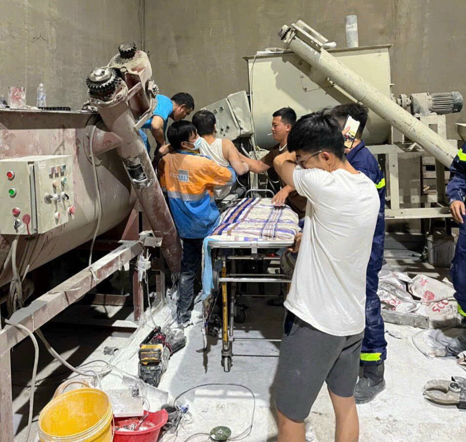 Nạn nhân bị cuốn chân vào máy Nạn nhân bị cuốn chân vào máy