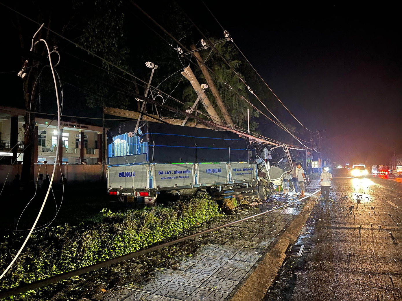 Hiện trường xe tải tông gãy trụ điện