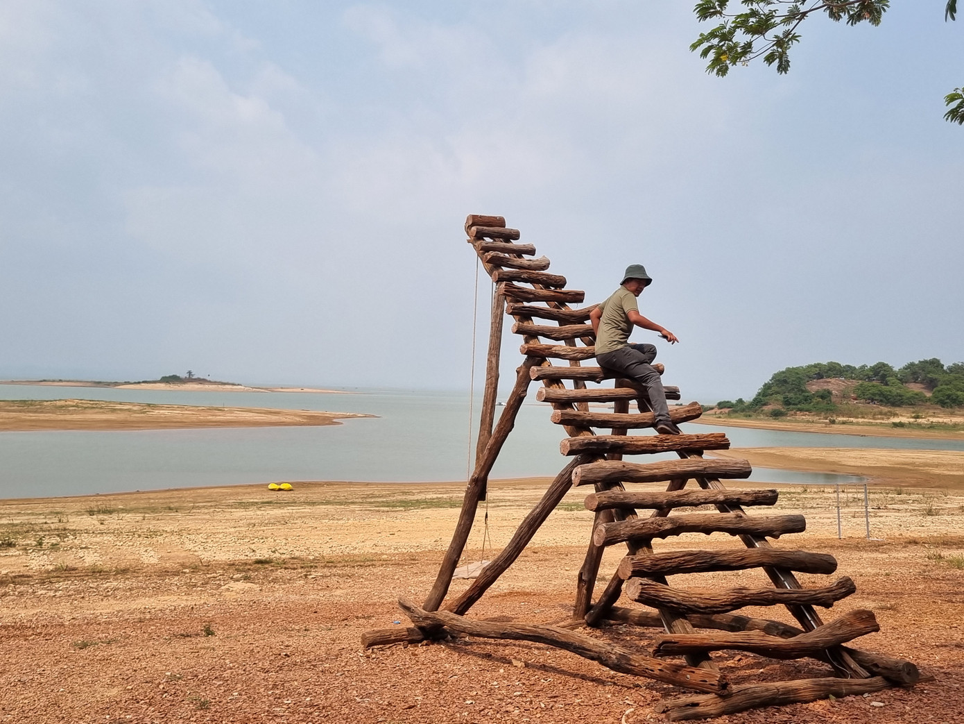 Một điểm check in bên bờ hồ Trị An