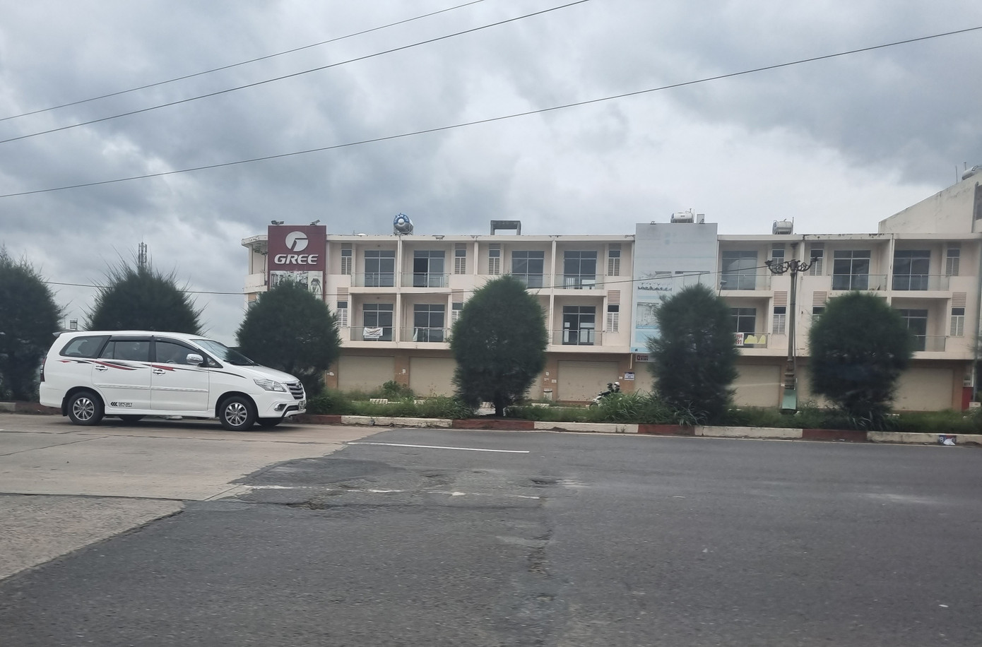 Mặt đường quốc lộ 51 đoạn qua phường Tam Phước bong tróc, nhiều "ổ gà" Mặt đường quốc lộ 51 đoạn qua phường Tam Phước bong tróc, nhiều "ổ gà"