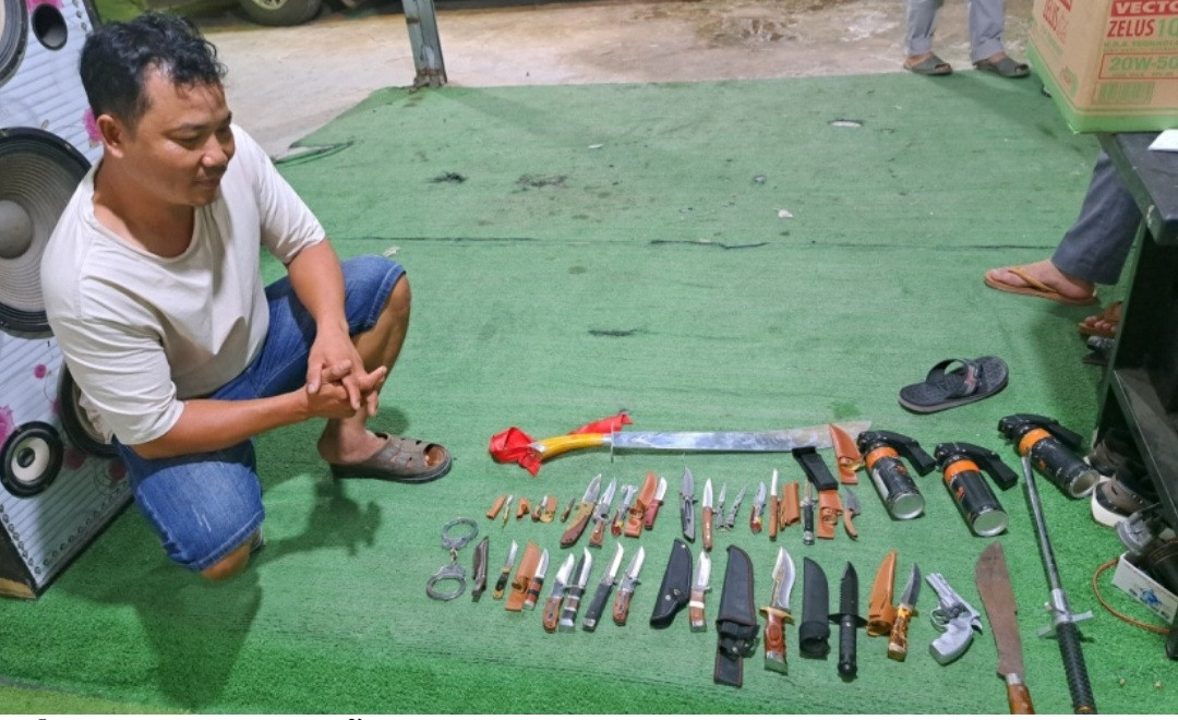 Đối tượng Nguyễn Văn Phê và các loại súng, hung khí được tàng trữ Đối tượng Nguyễn Văn Phê và các loại súng, hung khí được tàng trữ