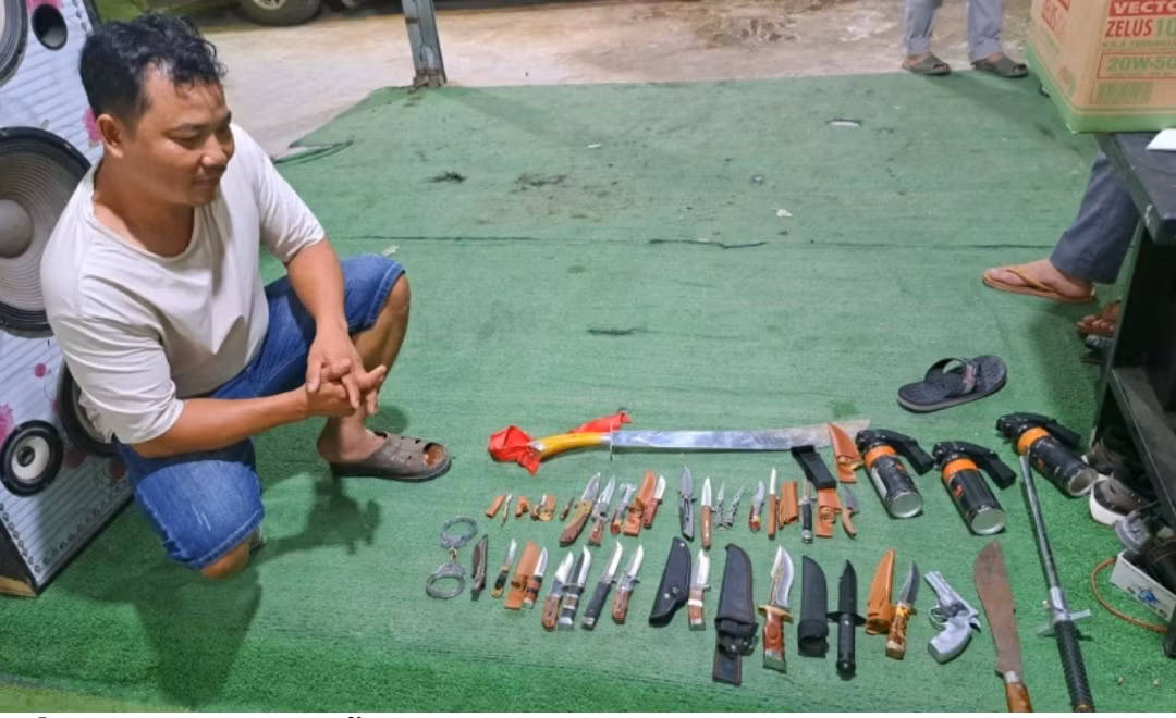 Đối tượng Nguyễn Văn Phê và các loại súng, hung khí được tàng trữ Đối tượng Nguyễn Văn Phê và các loại súng, hung khí được tàng trữ
