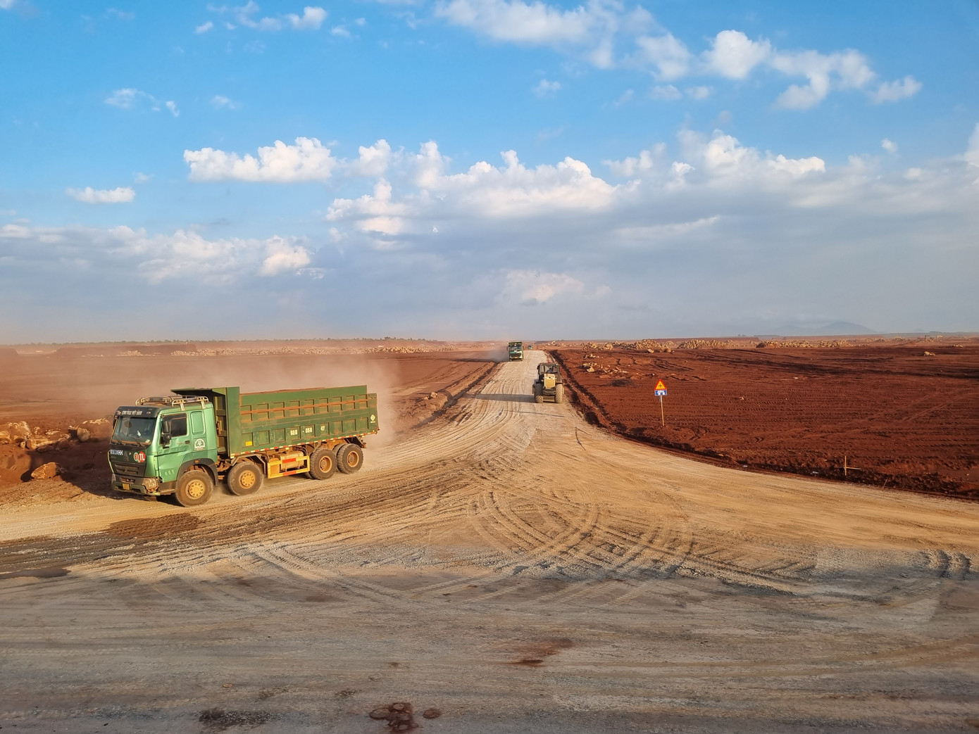 Theo hợp đồng, gói thầu san nền, thoát nước sân bay Long Thành sẽ thực hiện trong 38 tháng, hoàn thành vào tháng 4/2024. Tuy nhiên, dự kiến gói thầu này sẽ hoàn thành vào tháng 12 năm nay, vượt tiến độ khoảng 4 tháng. Trong ảnh là đường công vụ xuyên suốt công trình đảm bảo cho xe vận chuyển vật liệu xây dựng. Theo hợp đồng, gói thầu san nền, thoát nước sân bay Long Thành sẽ thực hiện trong 38 tháng, hoàn thành vào tháng 4/2024. Tuy nhiên, dự kiến gói thầu này sẽ hoàn thành vào tháng 12 năm nay, vượt tiến độ khoảng 4 tháng. Trong ảnh là đường công vụ xuyên suốt công trình đảm bảo cho xe vận chuyển vật liệu xây dựng.