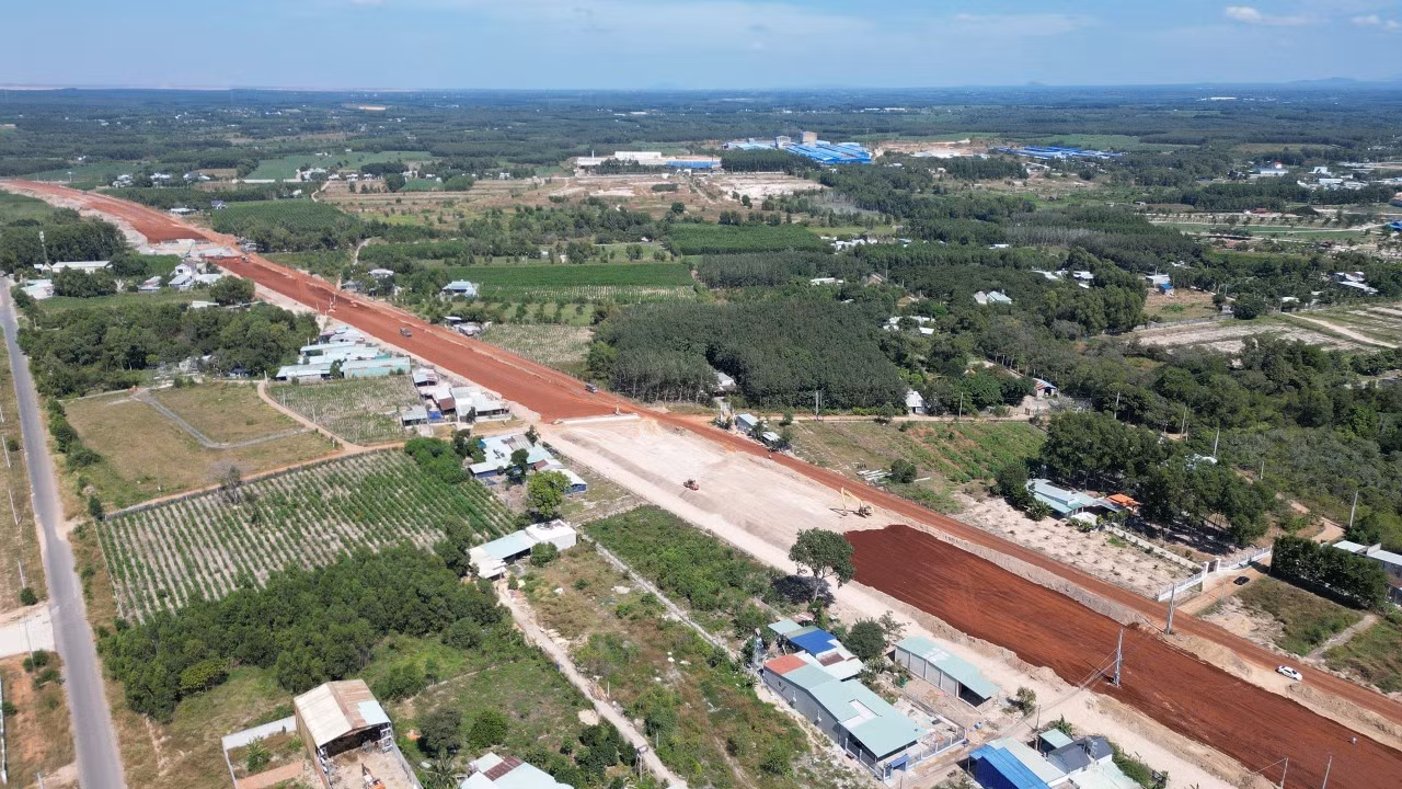 Sau 6 tháng khởi công, đến nay dự án thành phần 3 dài 19,5 km trên địa bàn tỉnh Bà Rịa - Vũng Tàu do liên danh Công ty TNHH Tập đoàn Sơn Hải - Công ty CP 479 Hòa Bình - Công ty CP Đầu tư và Xây dựng 703 thực hiện đã bắt đầu thành hình.