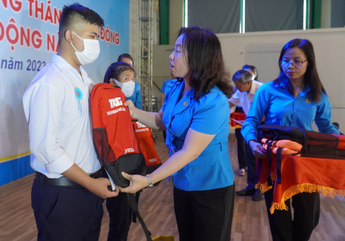 Đại diện Tổng LĐLĐ tặng quà cho công nhân