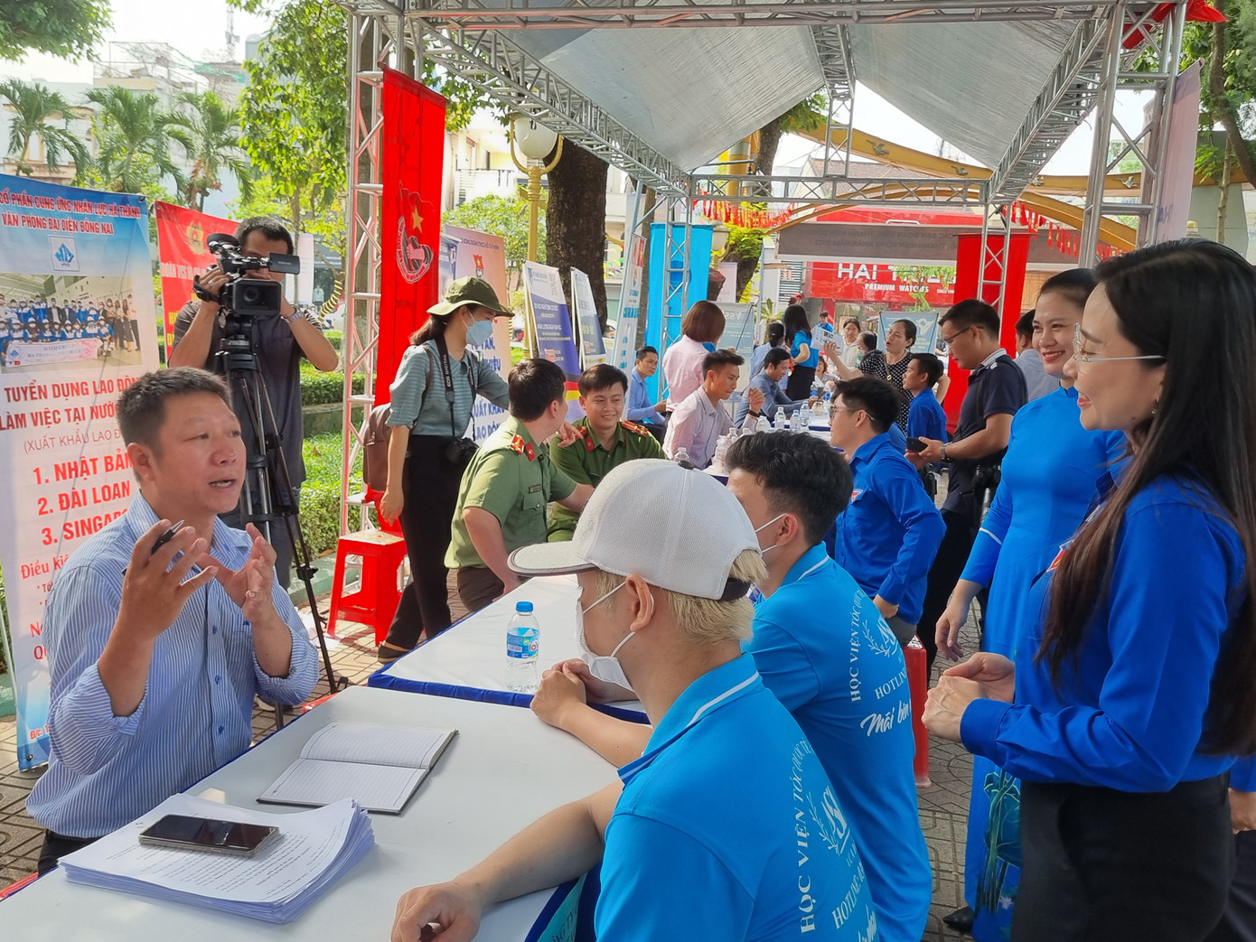 Người lao động được tư vấn về xuất khẩu lao động