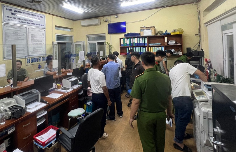 Lực lượng chức năng khám xét tại Trung tâm đăng kiểm 60.04D Lực lượng chức năng khám xét tại Trung tâm đăng kiểm 60.04D