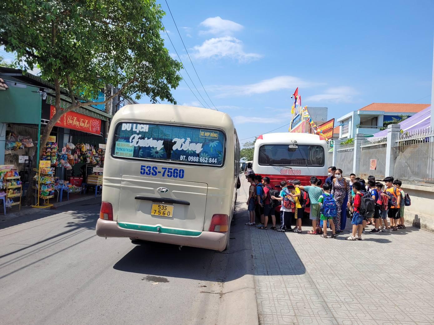 Xe đưa đón học sinh tahi trường TH Hà Huy Giáp (phường Trảng Dài, TP biên Hòa) dừng đỗ trên vỉa hè